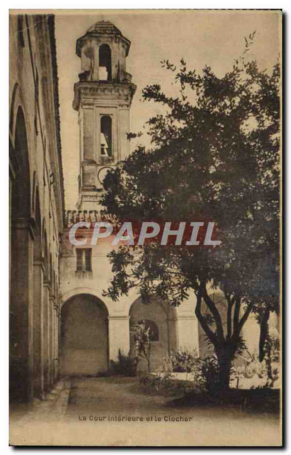 CPA La Cour Interieure et le Clocher