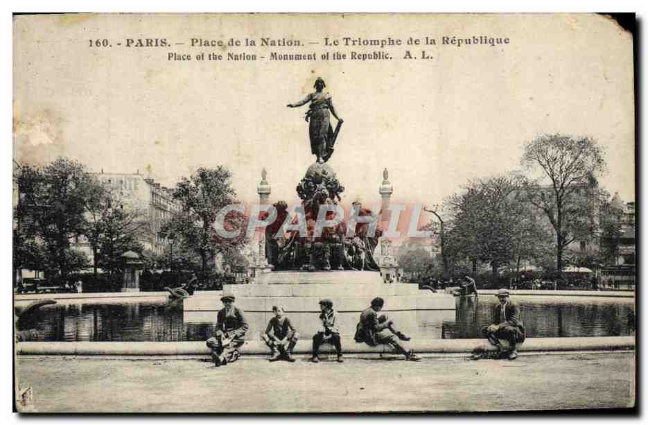CPA Paris Place de la Nation Le Triomphe de la Republique Enfants
