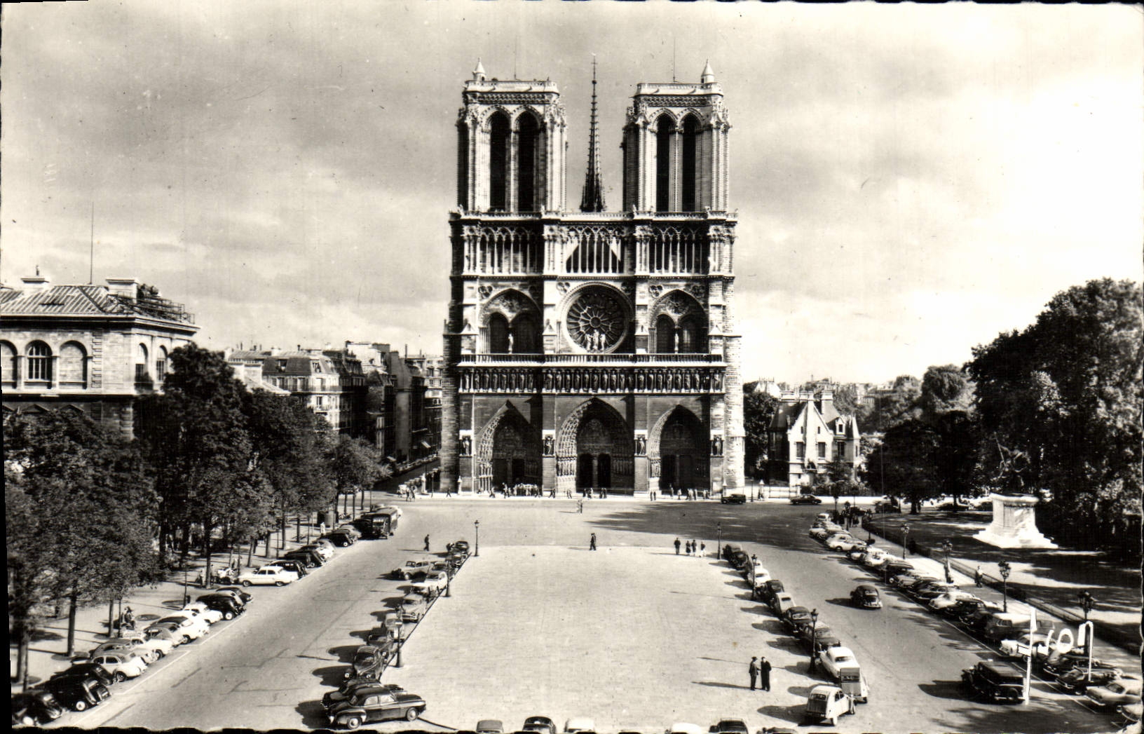 CPM Paris En Flanant Notre Dame et le Parvis