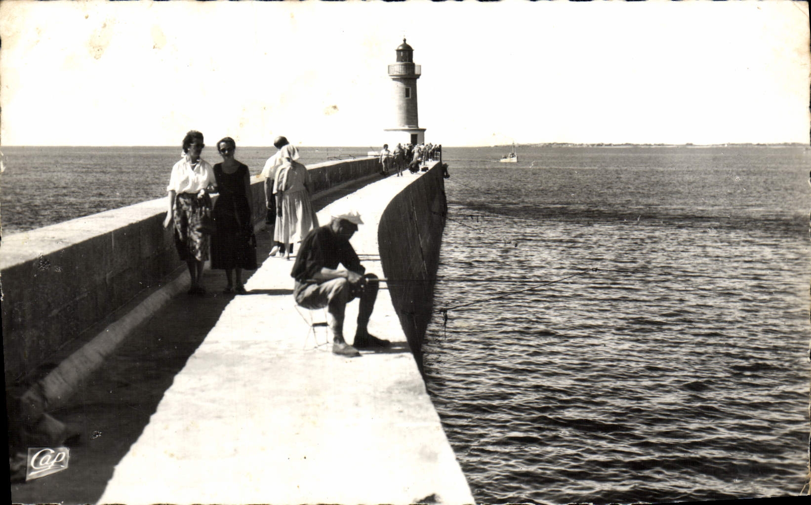 CPM Le Croisic La Jetee et le Phare Peche Pecheur