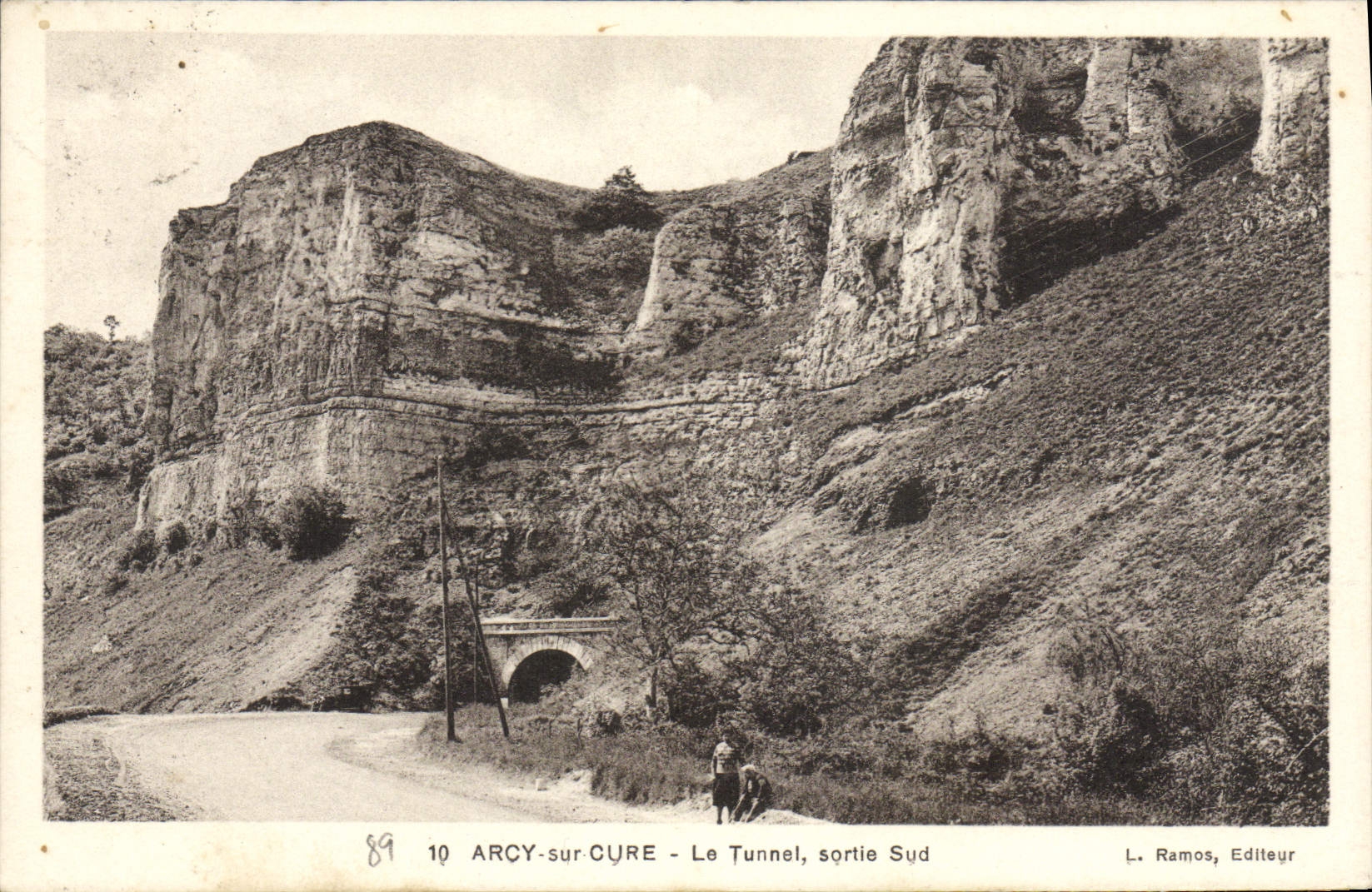 CPA Arcy sur Cure Le Tunnel Sortie sud