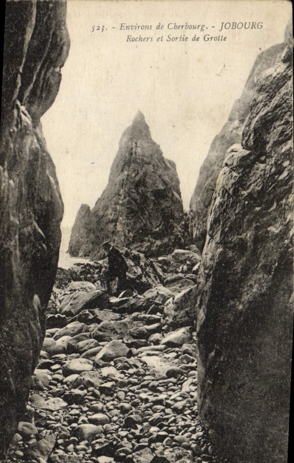 Environs de Cherbourg — Rochers et Sortie de Grotte — JOBOURG
