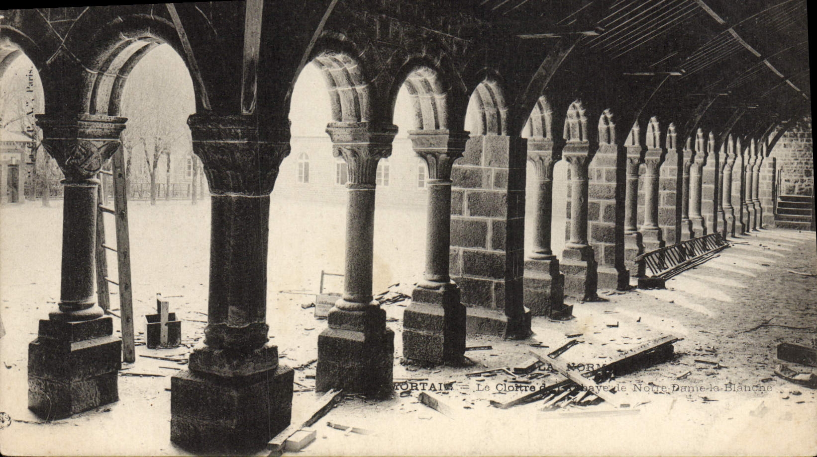 CPA Le Mont Saint Michel Le cloitre de l'abbaye de Notre Dame la Blanche 