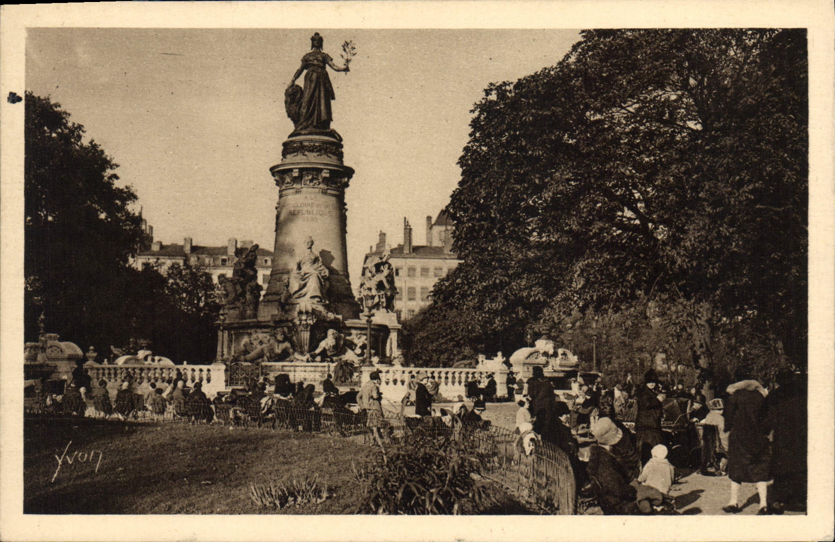 CPA Lyon Place Carnot Statue de la Republique