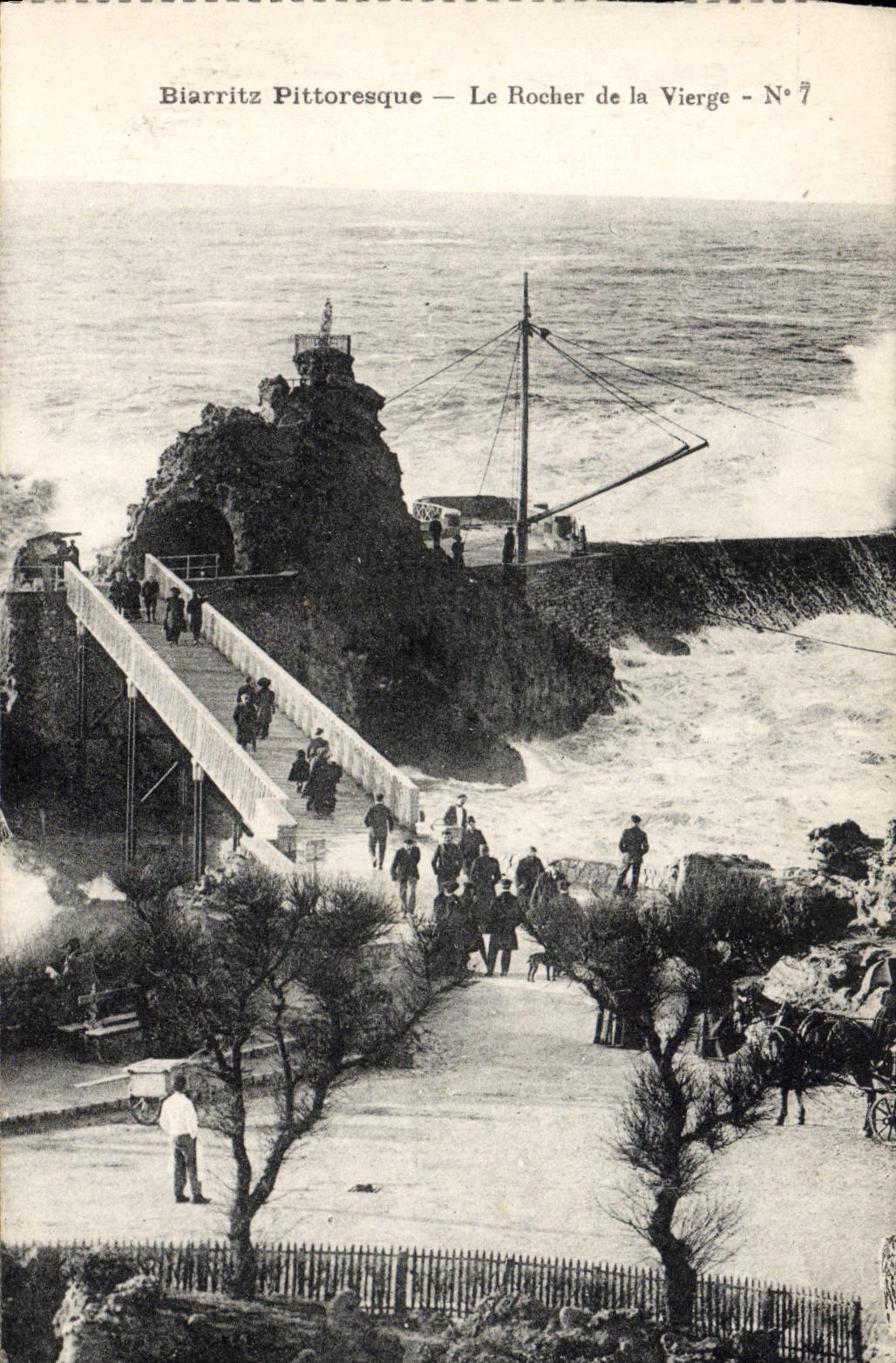 CPA Biarritz Pittoresque Le Rocher de la Vierge
