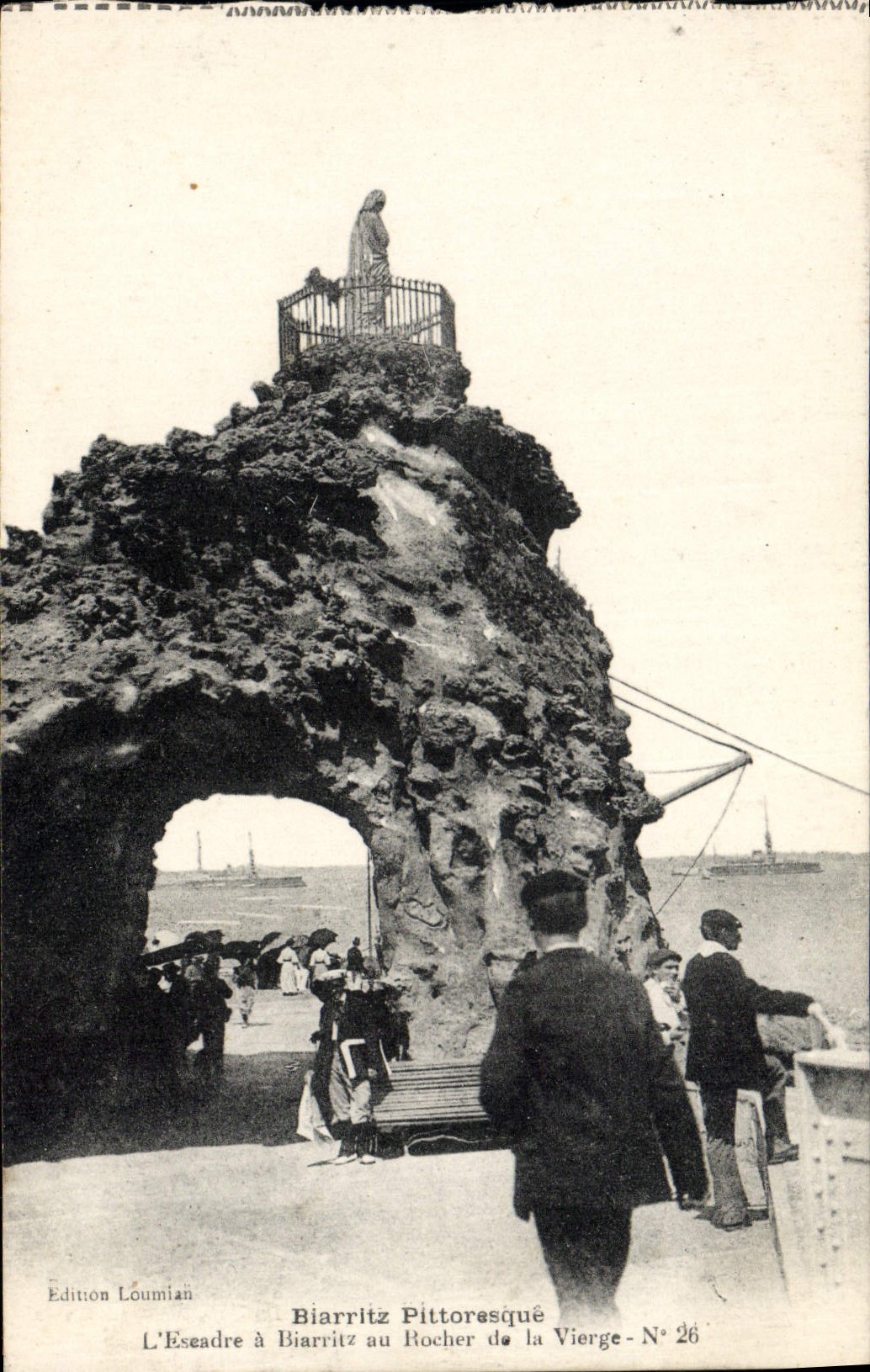 CPA Biarritz Pittoresque L'escadre a Biarritz au rocher de la vierge 