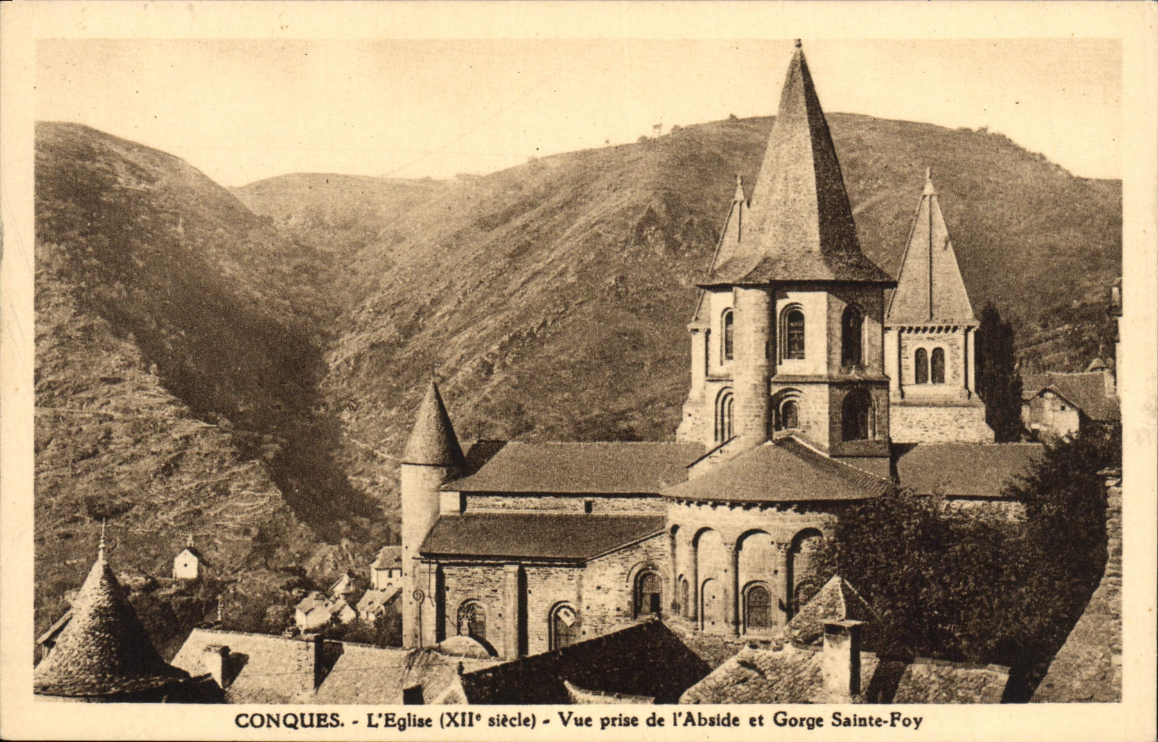 Conques - L'Église (XIIe siècle) - Vue prise de l'Abside et Gorge Sainte-Foy