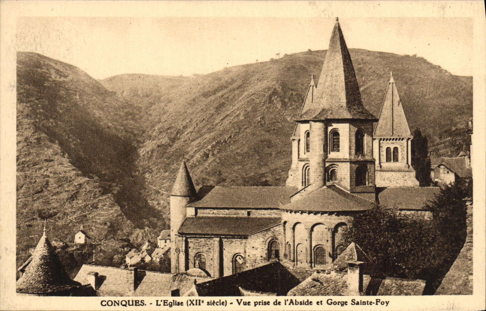 Conques - L'Église (XIIe siècle) - Vue prise de l'Abside et Gorge Sainte-Foy