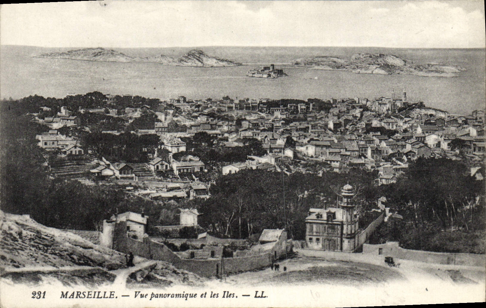 CPA Marseille Vue Panoramique et les Iles