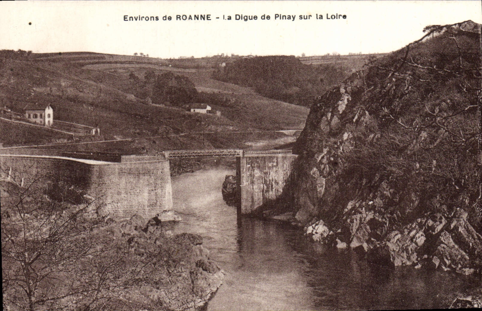 CPA Environs de Roanne La Digue de Plnay sur la Loire