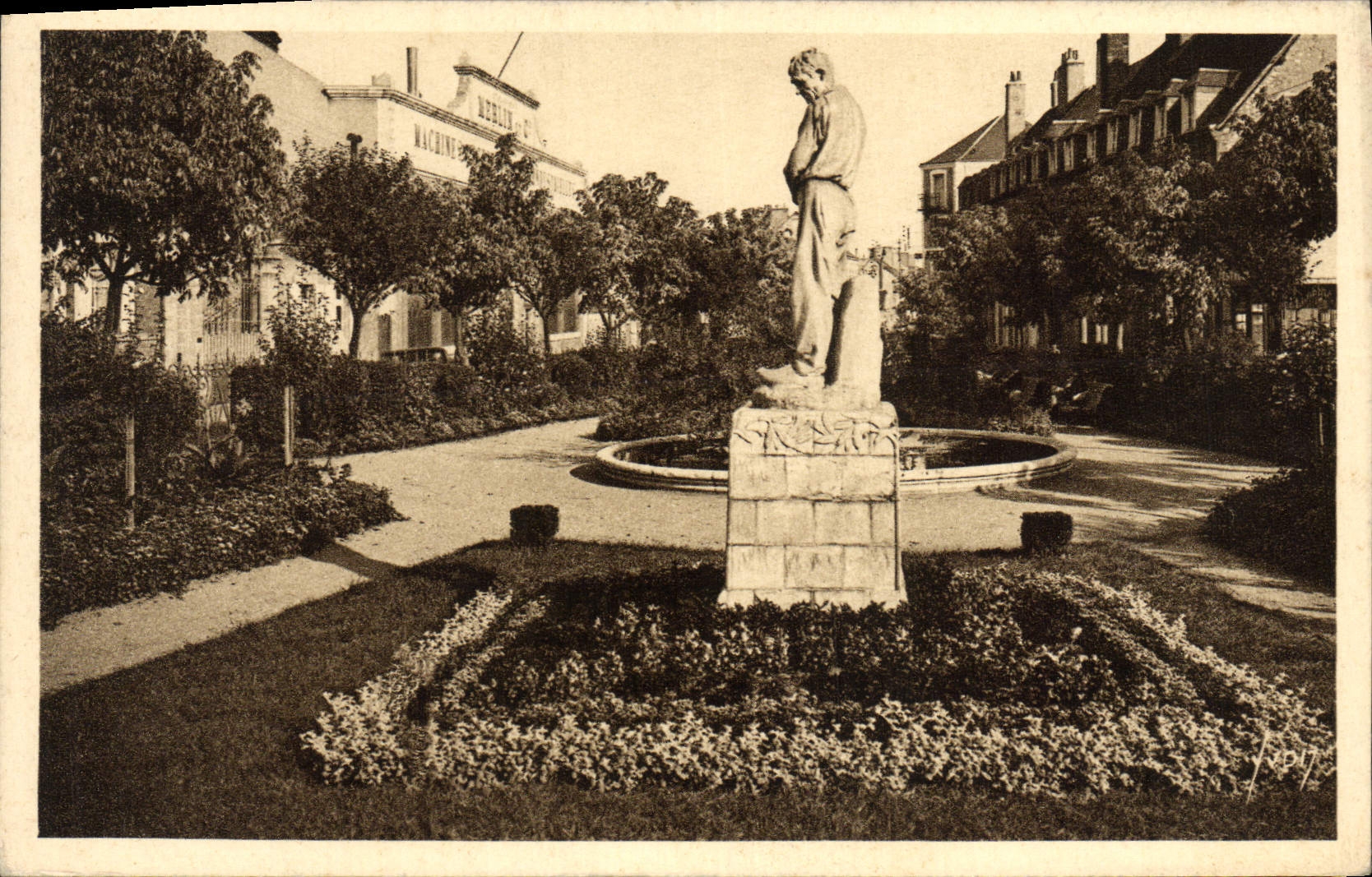 Vierzon (Cher) — Square de la place de la République et statue « Le Paysan », œuvre de Dalou
