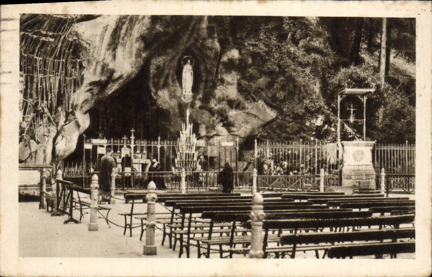 CPA Lourdes la grotte miraculeuse