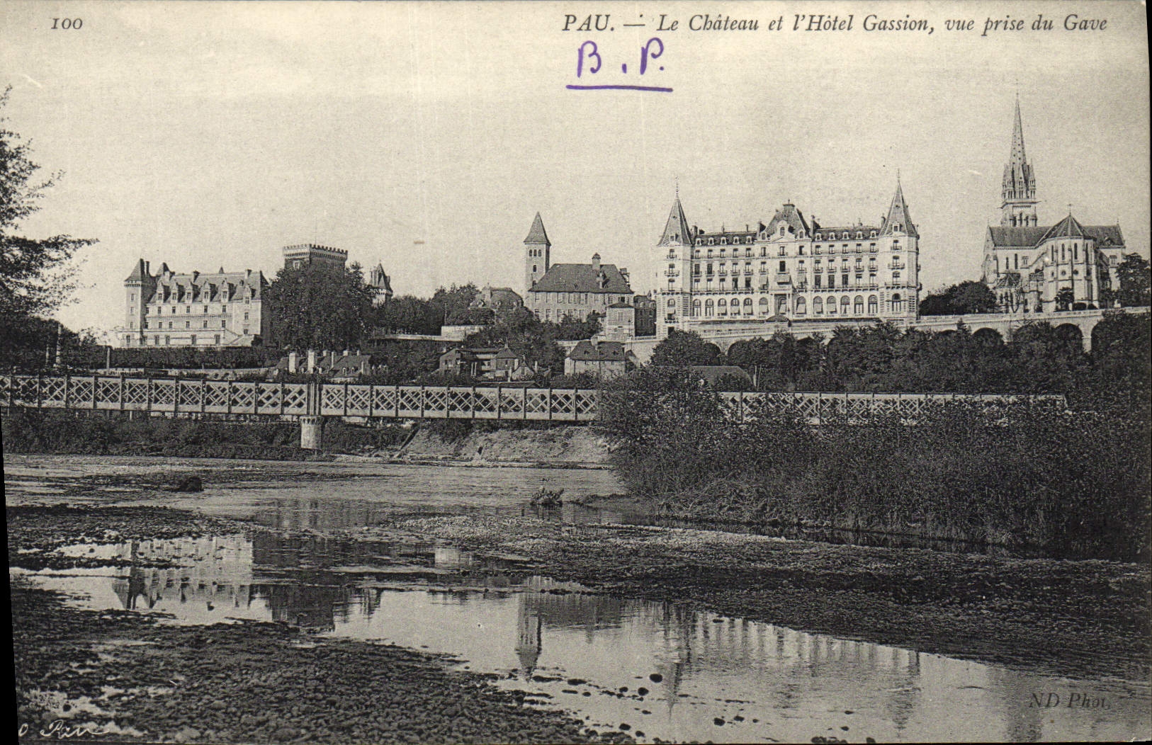 PAU — Le Château et l'Hôtel Gassion, vue prise du Gave — ND Phot.
