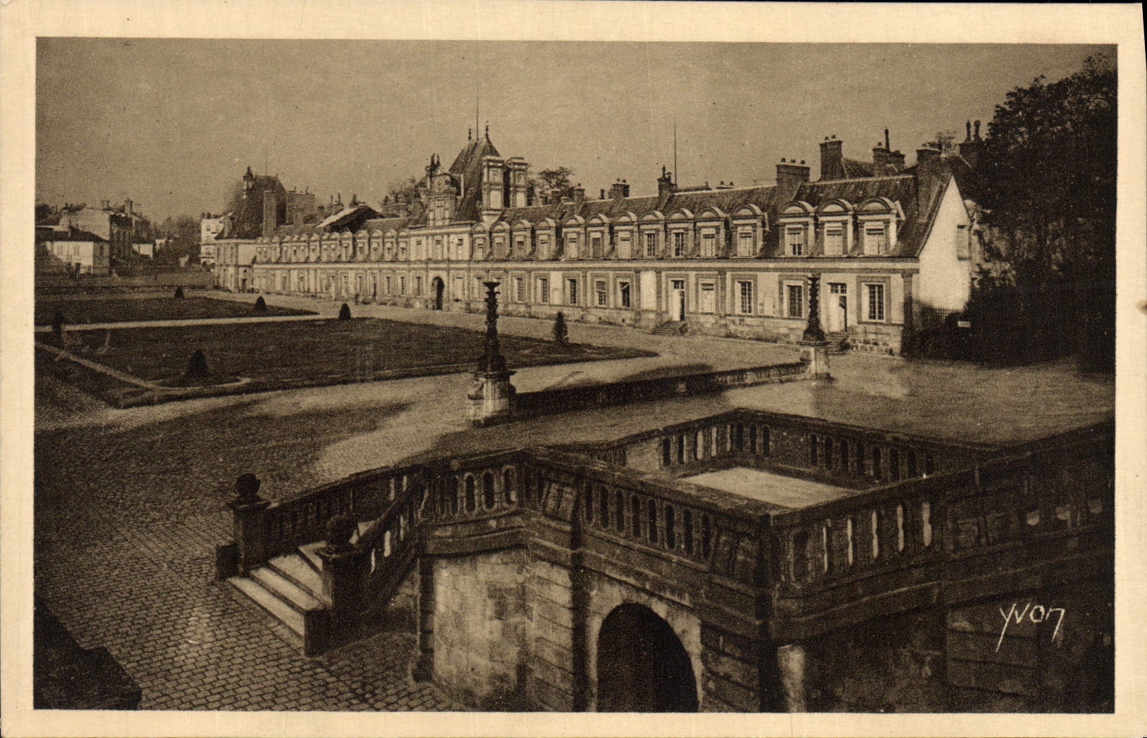 Schloss Fontainebleau — Flügel der Minister und Cour des Adieux — Kunstausgabe YVON