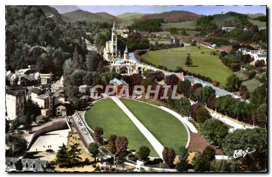 CPM Lourdes La Basilique et la Basilique souterraine St Pie X