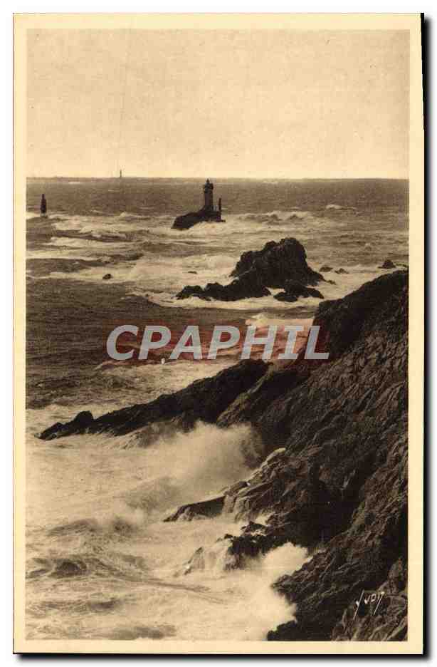 CPA Pointe Du Raz De Sein L'Eperon du Raz et le Phare de la vieille par grosse mer