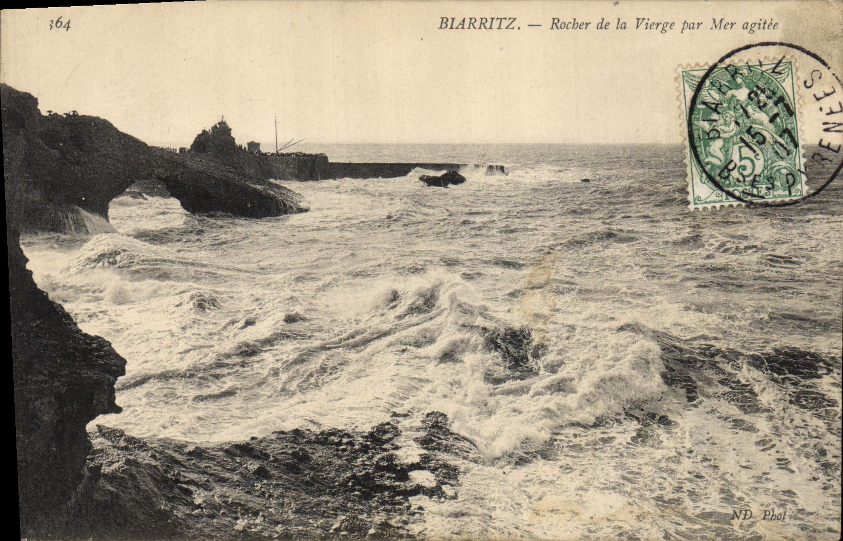 CPA Biarritz Rocher de la Vierge Par Mer agitee
