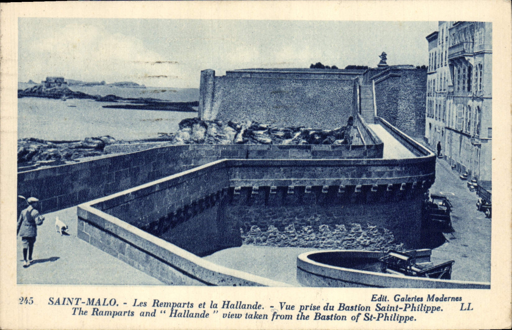 CPA Saint Malo Les Remparts et la Hallande Vue Prise du Bastion Saint Philippe
