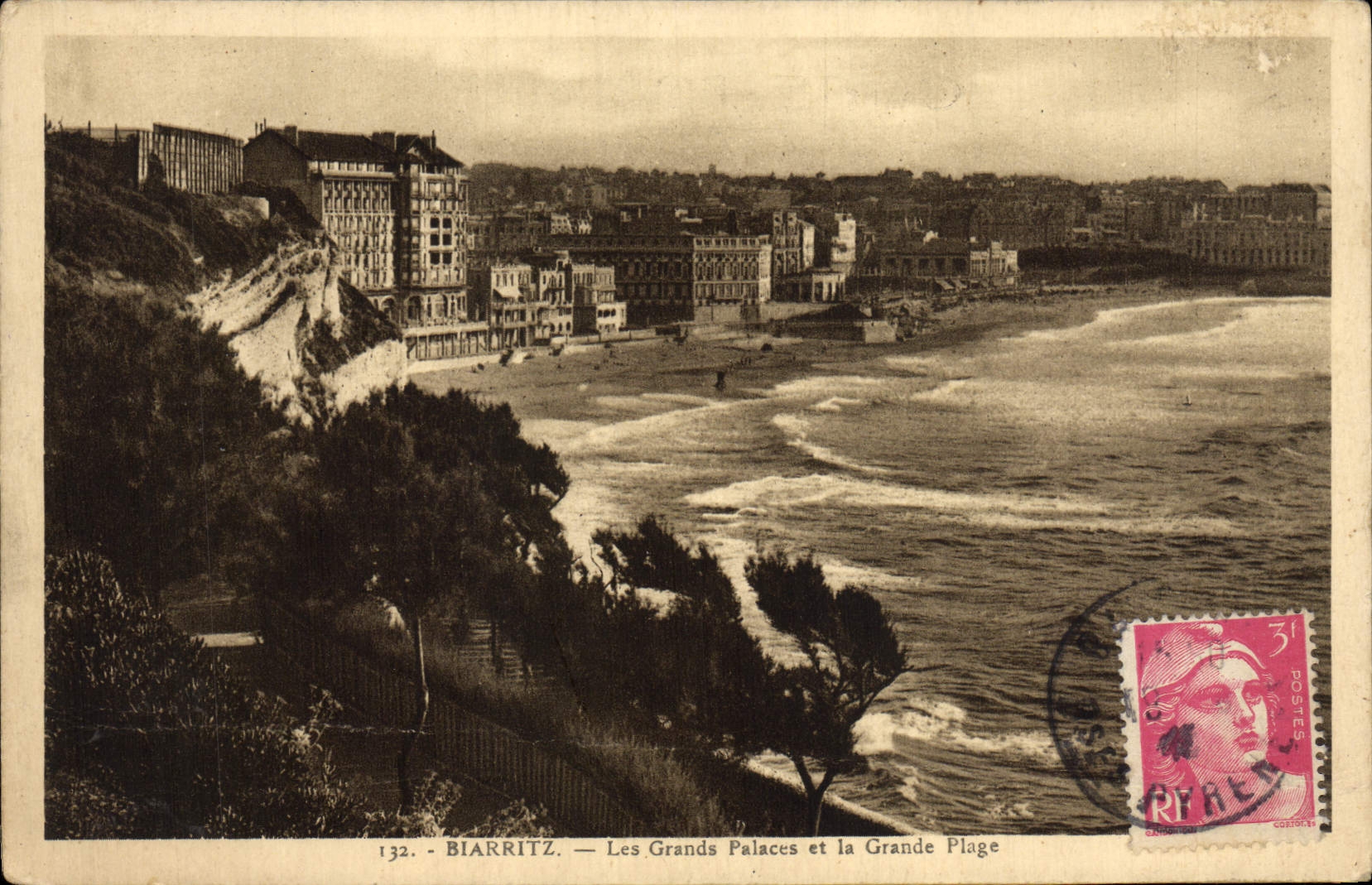 CPA Biarritz Les Grands Paiaces et la Grande Plage