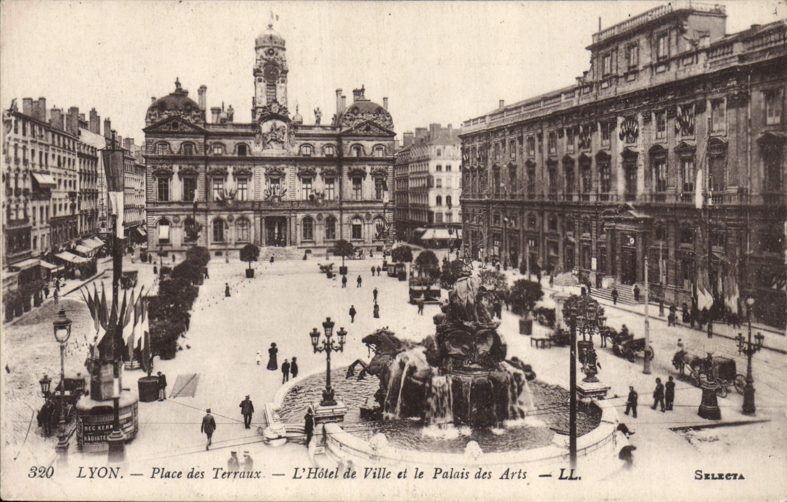 LYON — Place des Terreaux — Das Rathaus und das Palais der Künste — LL. — Selecta
