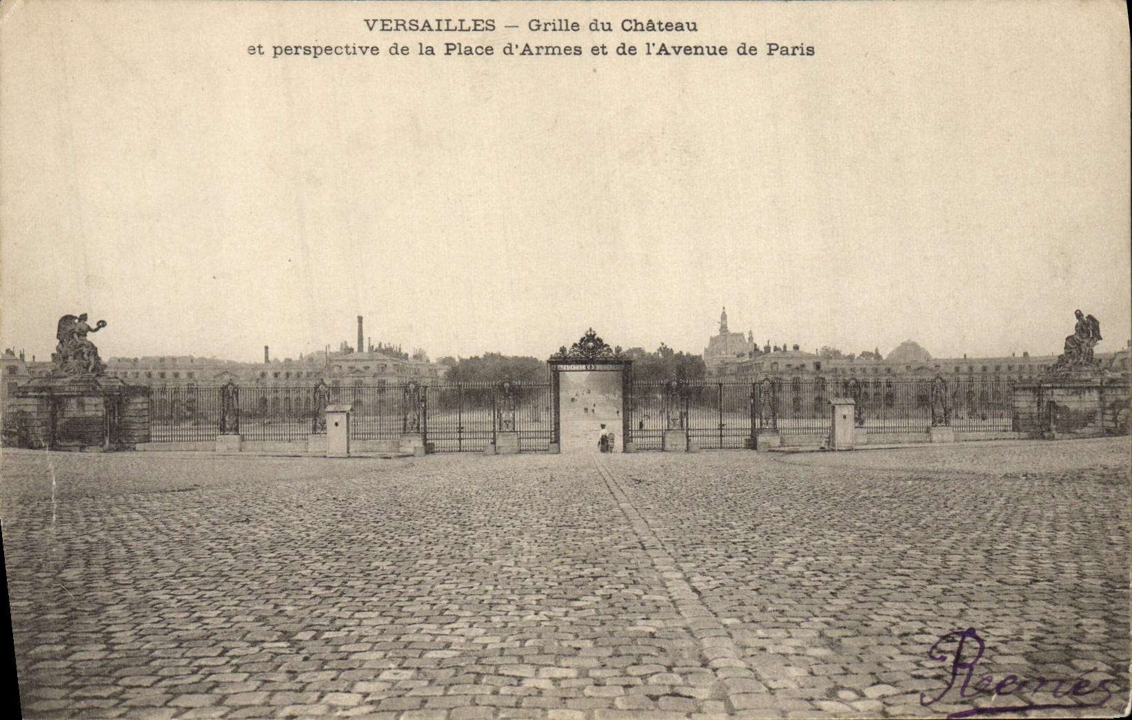 CPA Versailles Grille du Chateau et perspective de la place d'armes et de l'avenue de Paris