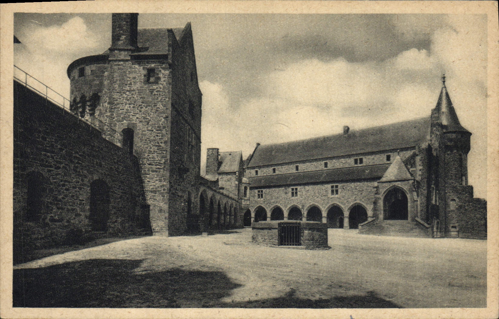 Vitré (Ille-et-Vilaine) — Le Château (cour intérieure), Demeure des Ducs de la Trémouille et Tour de l'Argentière — Édit. d'Art. Belfrance, Creen