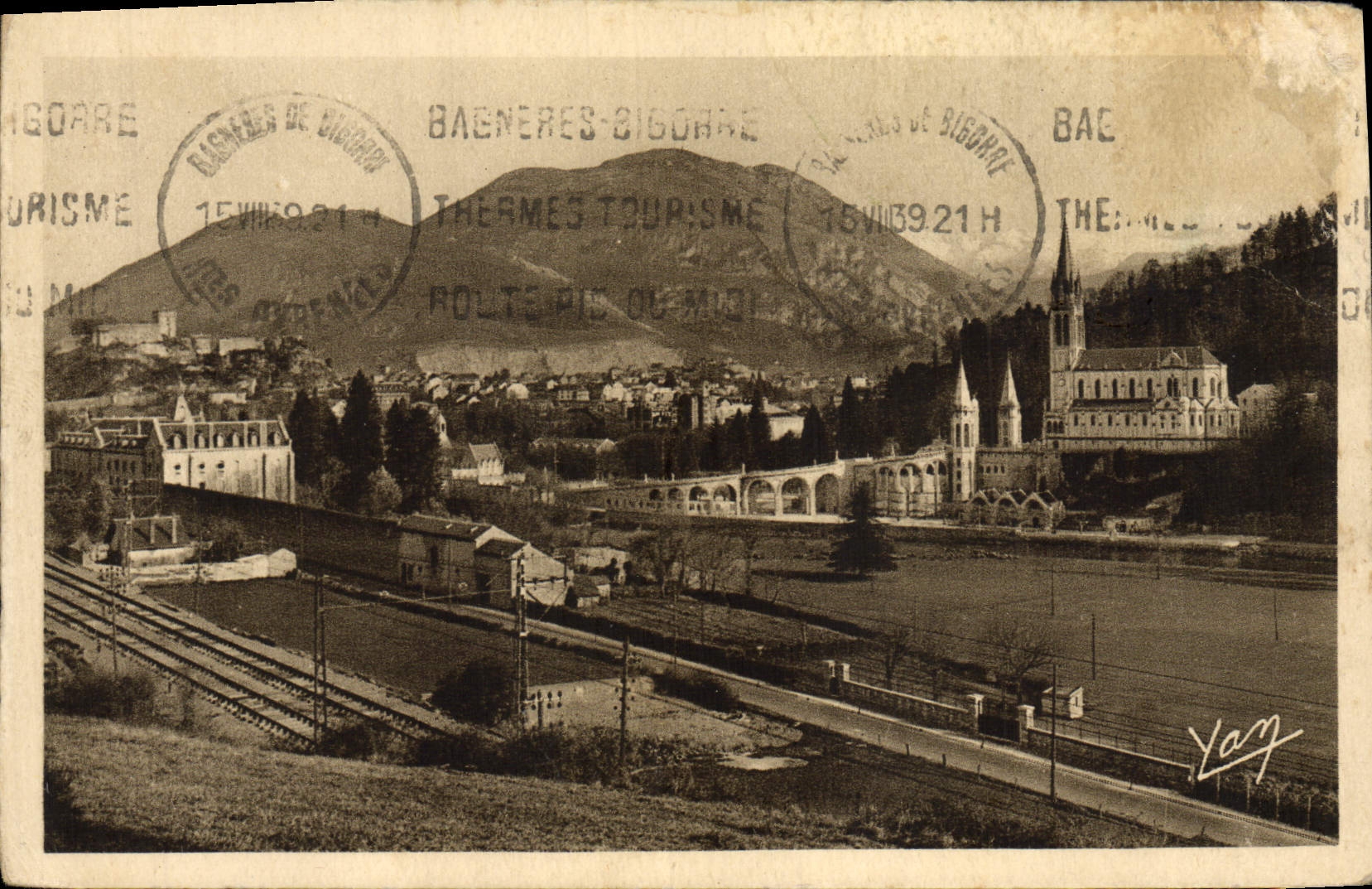 CPA Lourdes Ville de pelerinages La Basilique Le pic du Jer et le chateau fort 