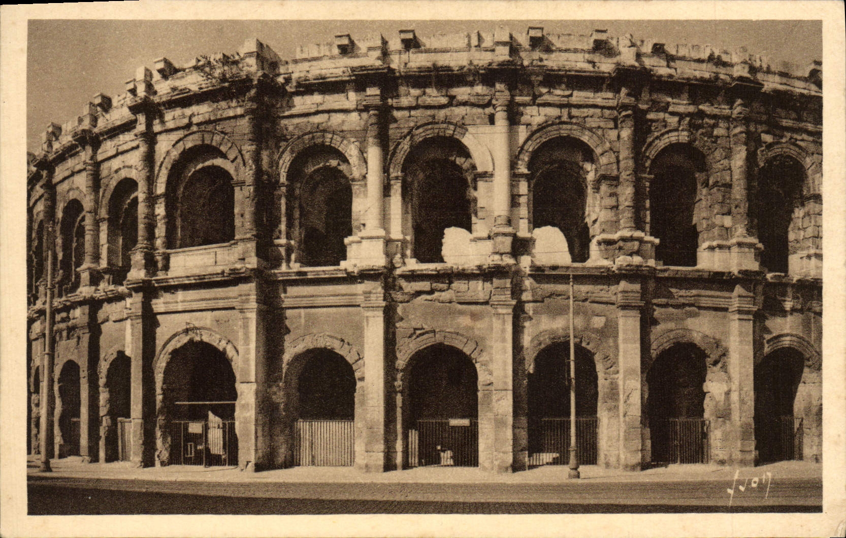 CPA Nimes Vue exterieure des arenes 