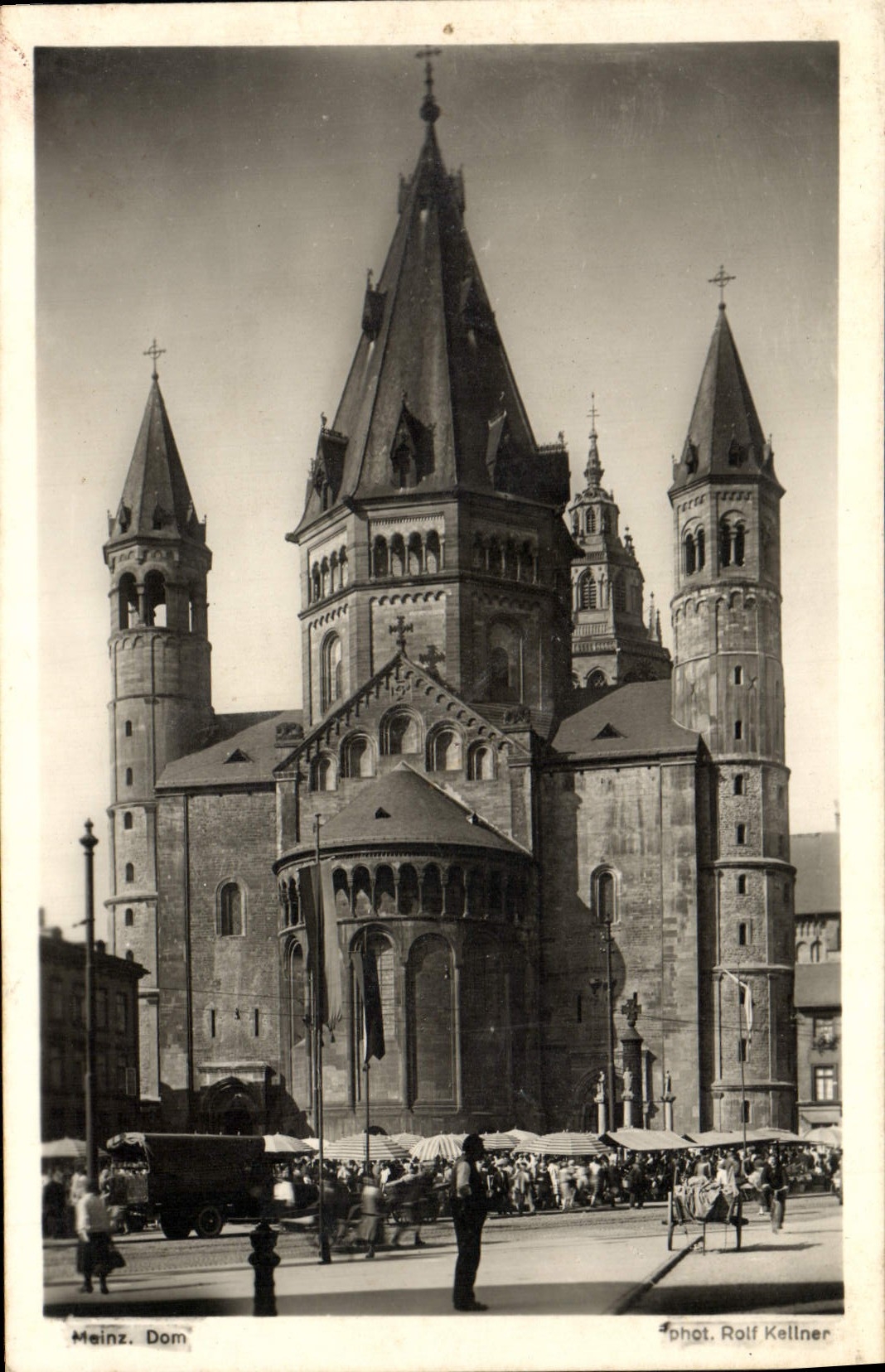 Meinzen. Dom — vue de la cathédrale avec marché — phot. Rolf Kellner