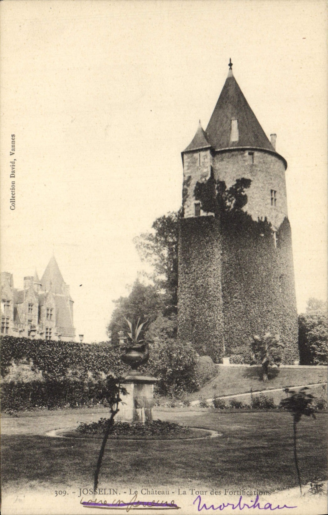 CPA Josselin Le Chateau La tour des fortifications