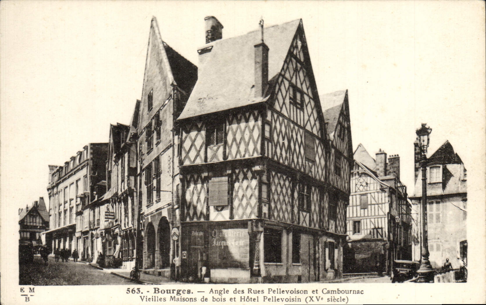 CPA Bourges Angle des Rues Pellevoison et Cambournac Vieilles maisons de bois et hotel Pellevoisin