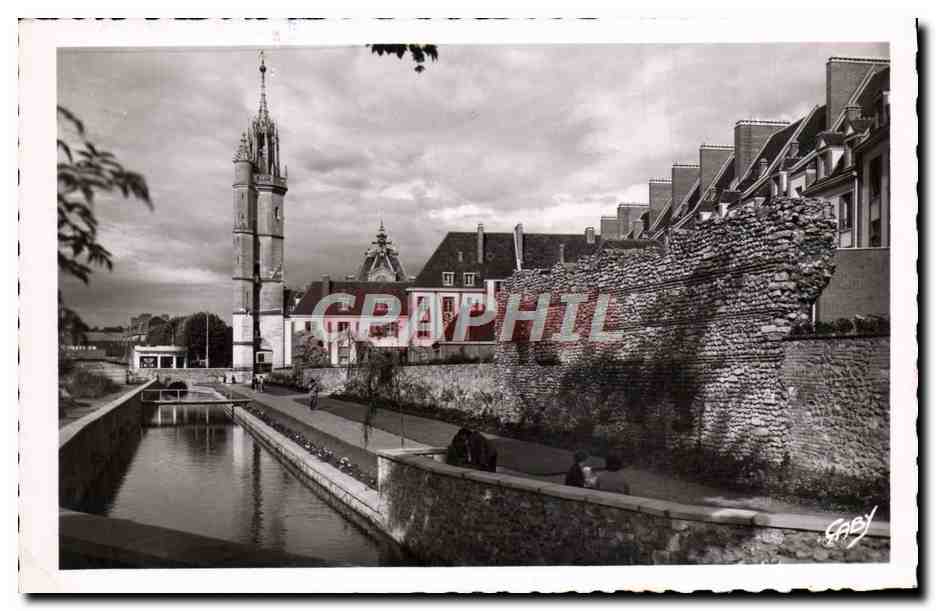CPM Evreux Promenade des Remparts et le beffroi