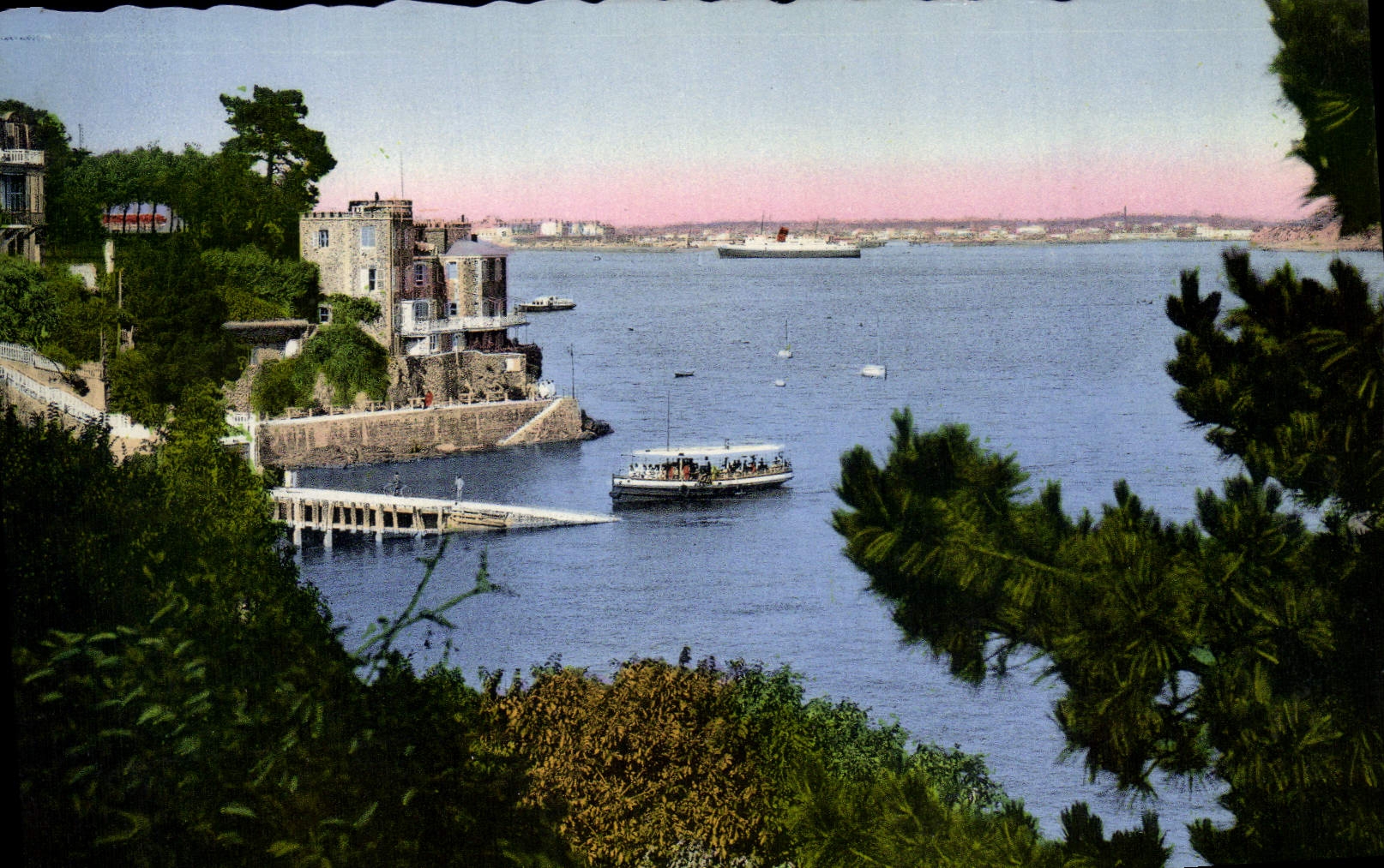 Dinard - Promenade du Clair de Lune, au loin St-Malo — Éditeur : 92 des Arts Photographiques, Paris