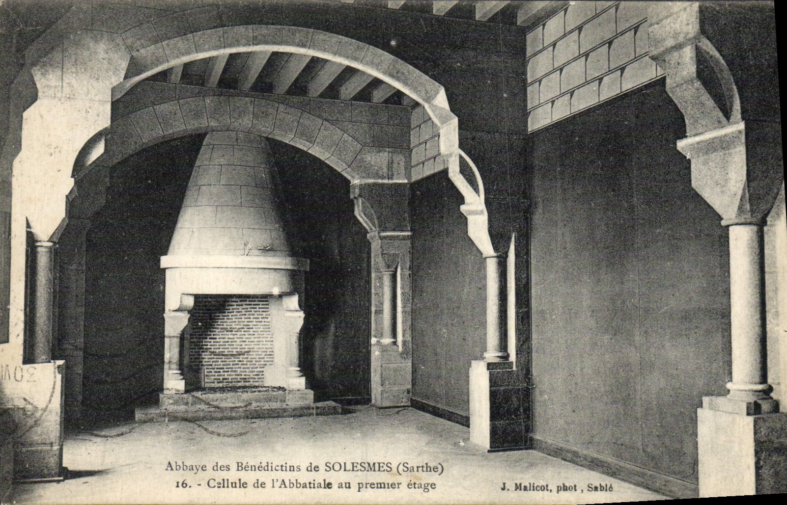 CPA Abbaye Des Benedictins De Solesmes Cellule de l'abbatiale au premier etage