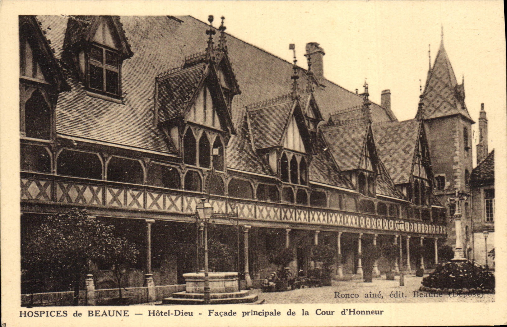 Hospices de Beaune — Hôtel-Dieu — Façade principale de la Cour d'Honneur — Ronco ainé, édit. Beaune (Déposé)