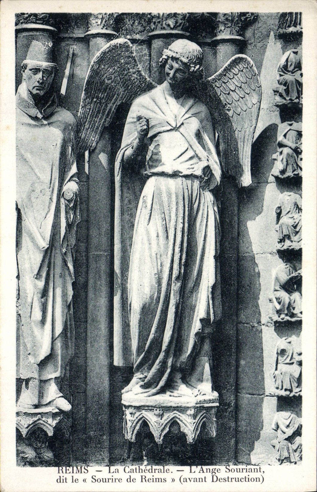 CPA Reims La Cathedrale L'ange souriant Sourire de Reims 