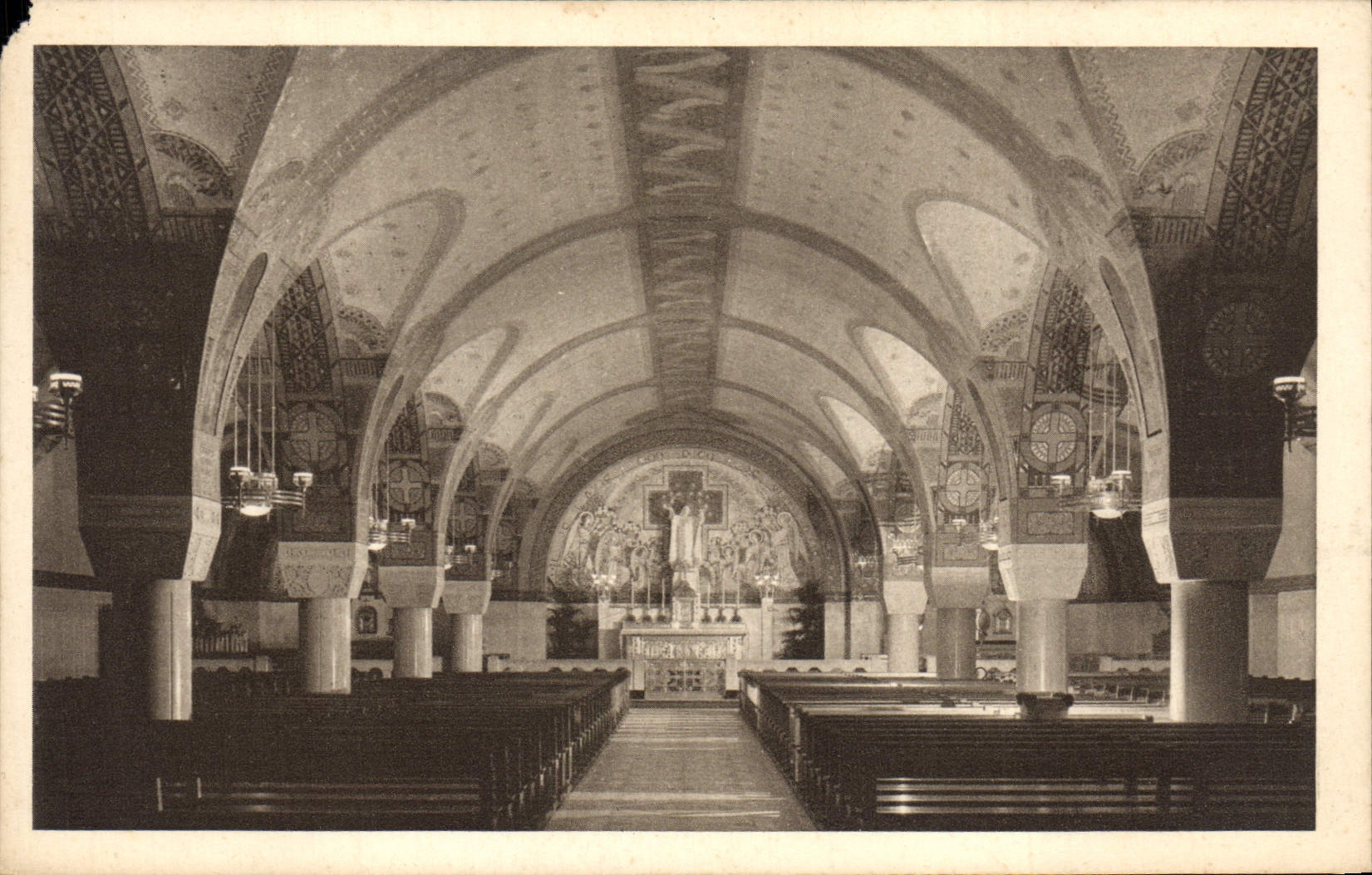 CPA La Basilique De Lisieux La crypte Vue generale