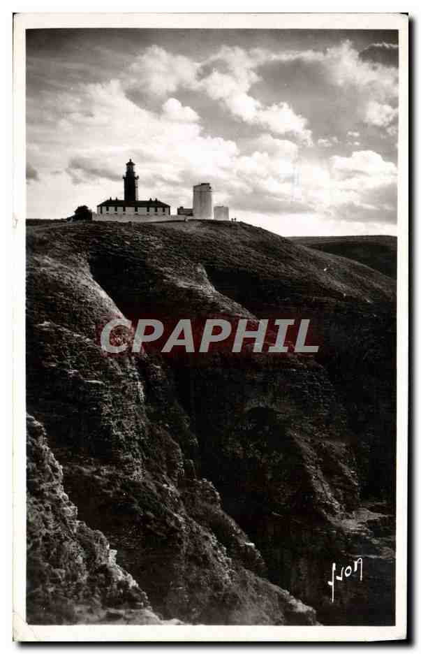 Cap Fréhel (C.-du-N.) — Gigantesques falaises en forme de ruines cyclopéennes, au sommet le phare — Les Éditions d'Art Yvon, Paris