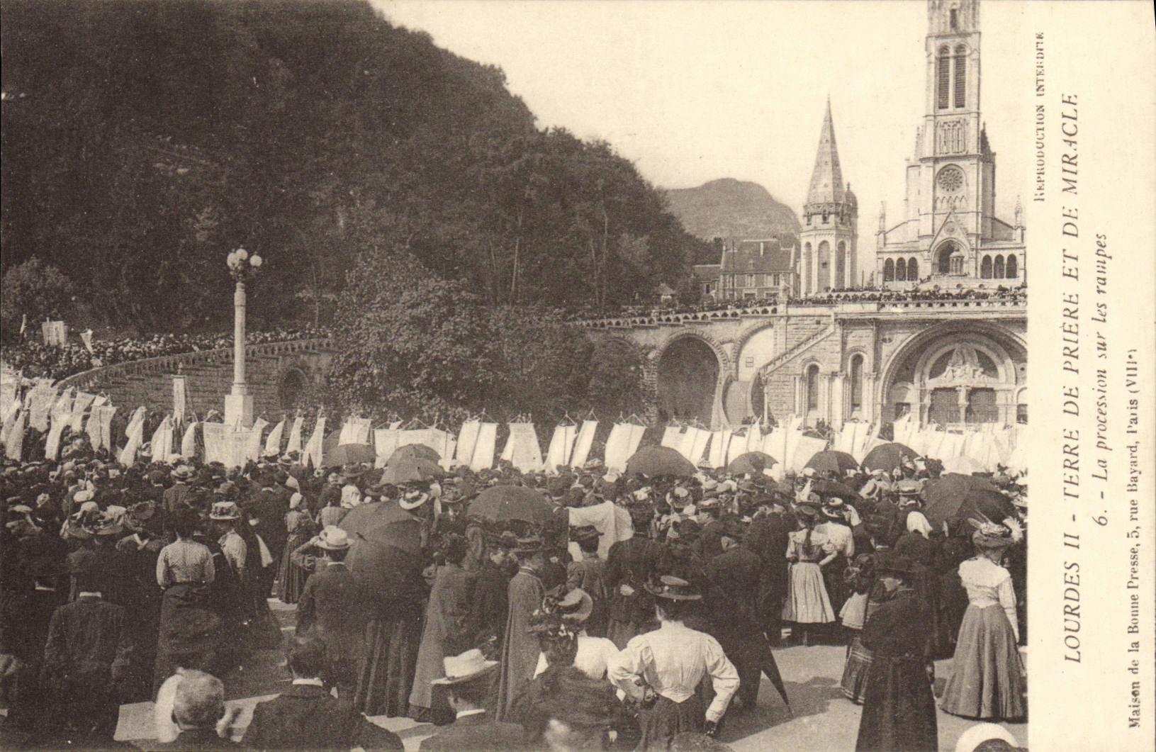 CPA Lourdes La procession sur les rampes