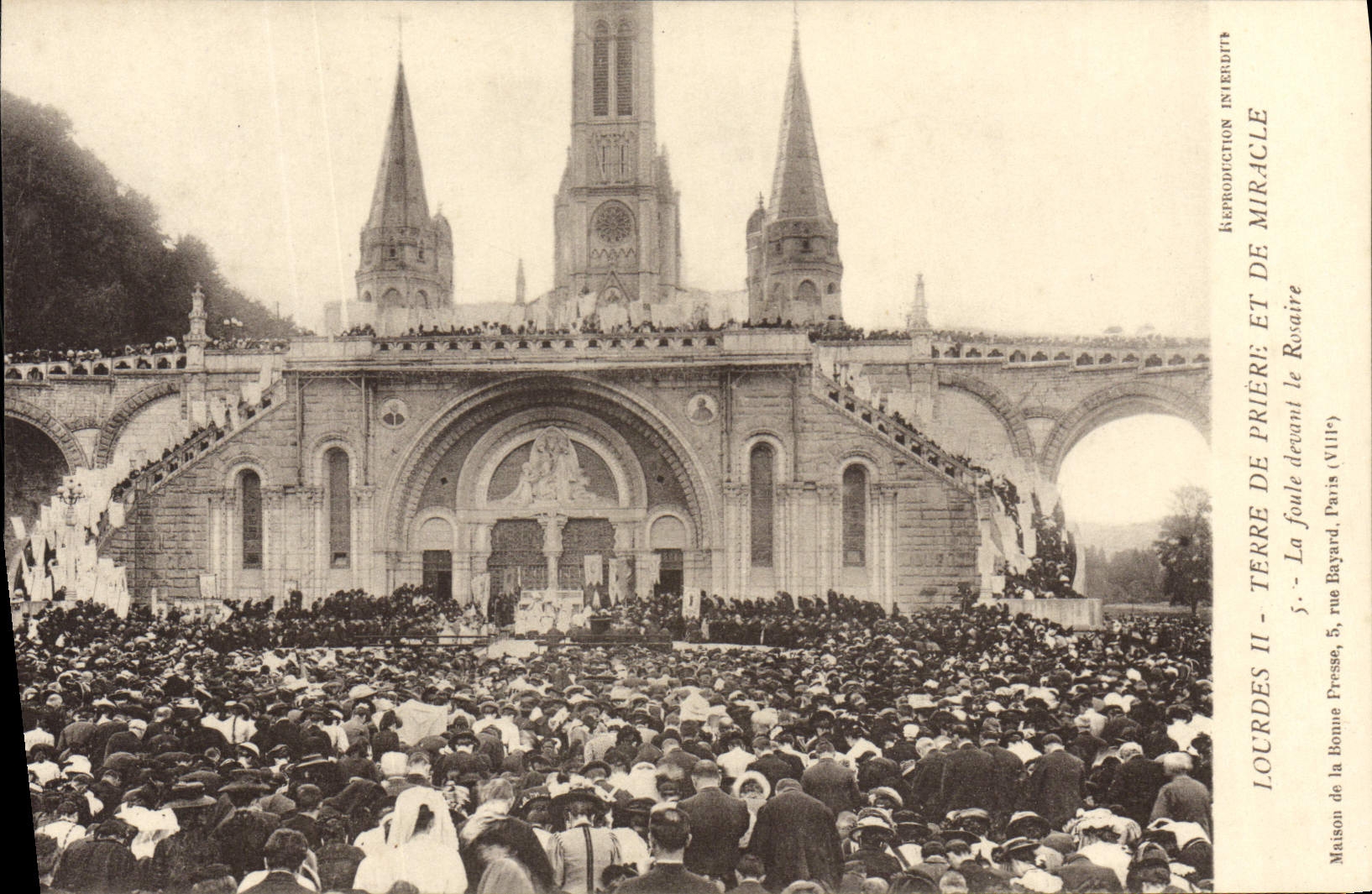 CPA Lourdes La foule devant le rosaire 