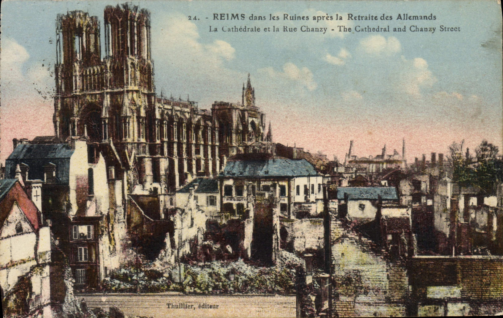 CPA Reims dans les Ruines apres la Retarite des Allemands 