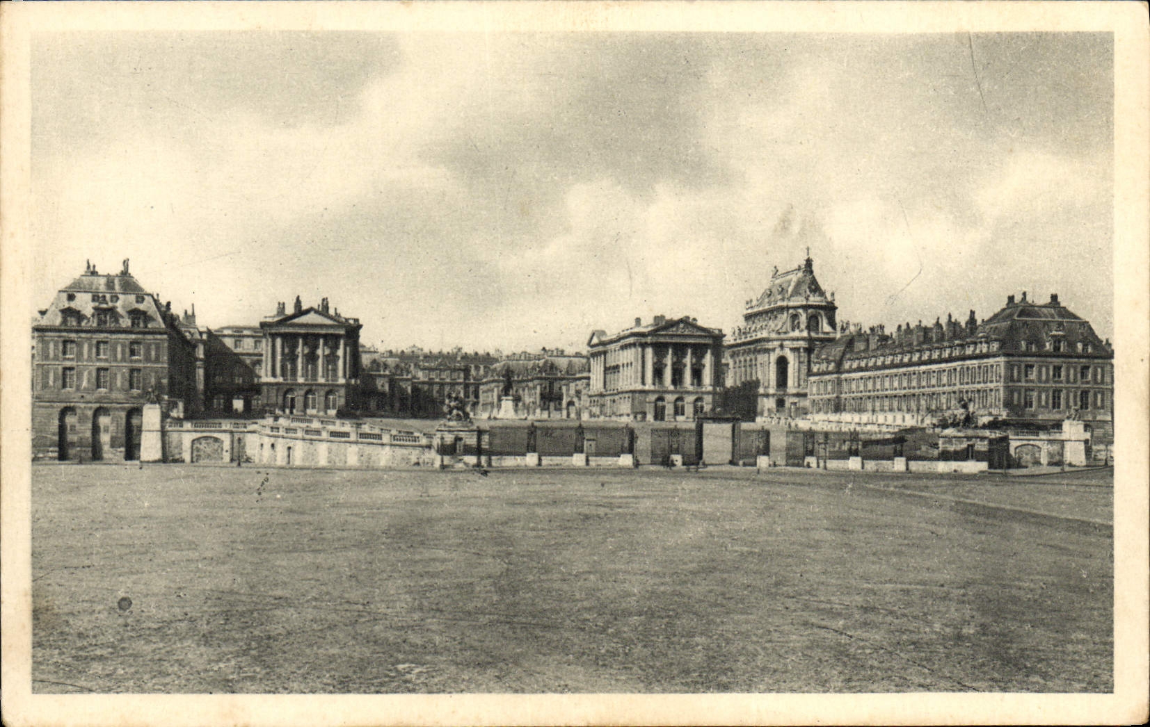 CPA Le Chateau de Versailles et la Cour d'Honneur