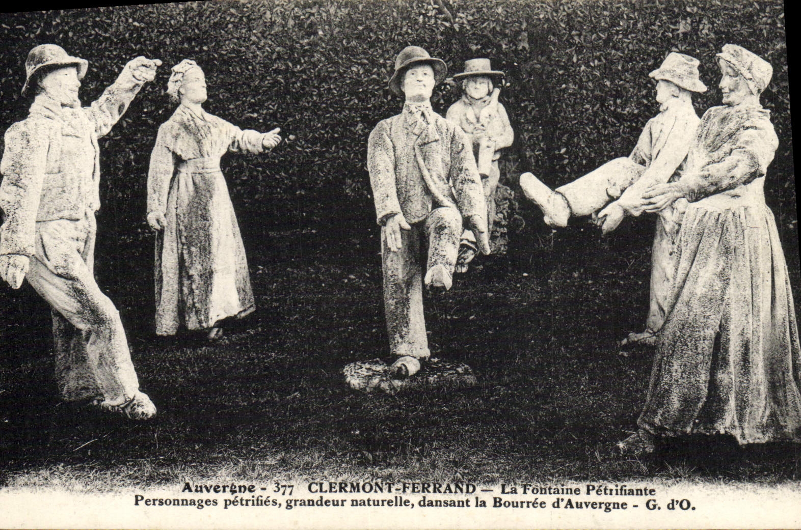 Personnages pétrifiés, grandeur naturelle, dansant la Bourrée d'Auvergne — Clermont-Ferrand — G. d'O.