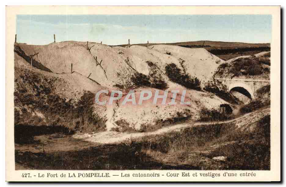 CPA Le Fort de La Pompelle Les Entonnoirs Cour Est et Vestiges d'une entree