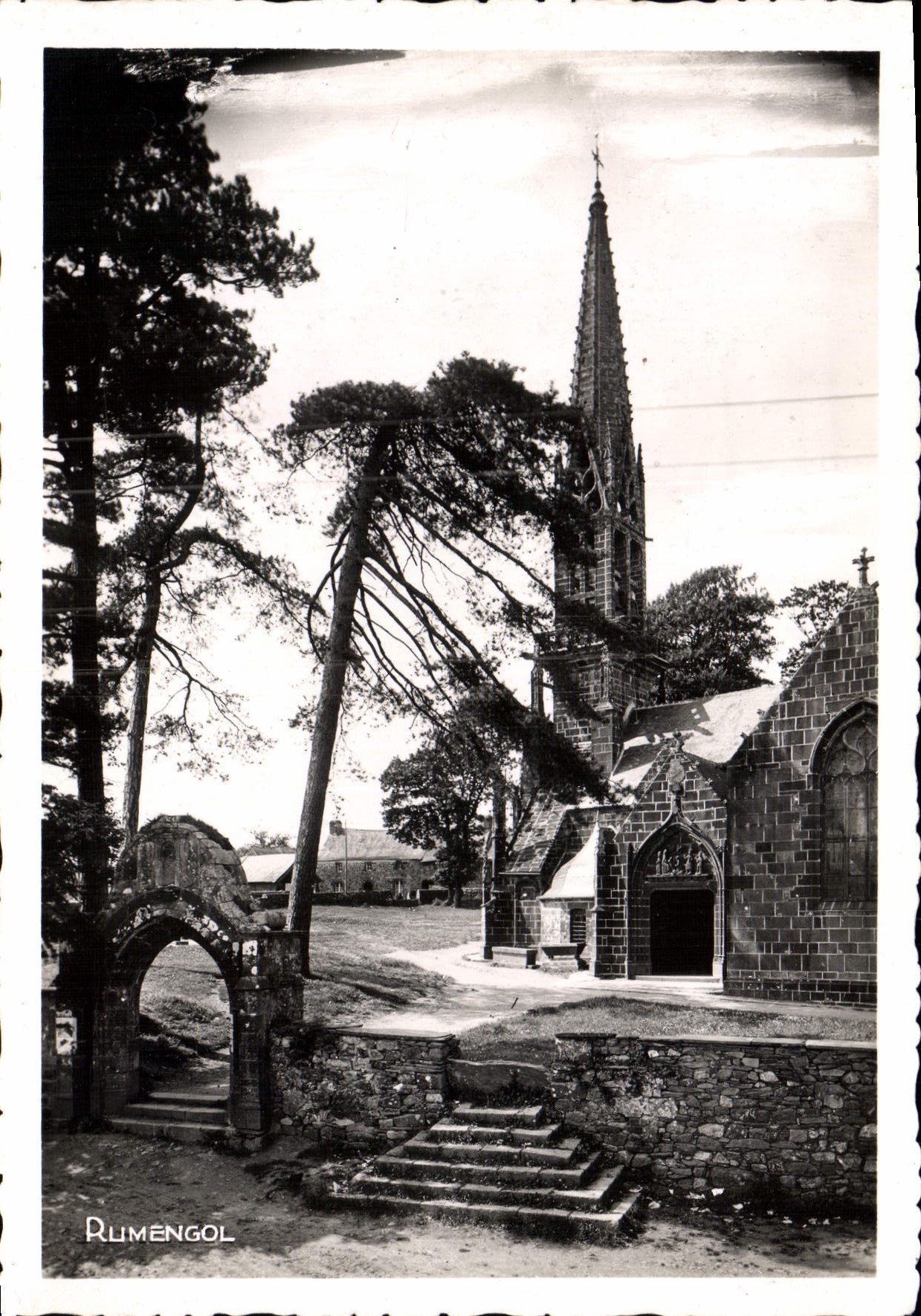 CPM Rumengol Eglise de ND de Tout Remede Remedoll