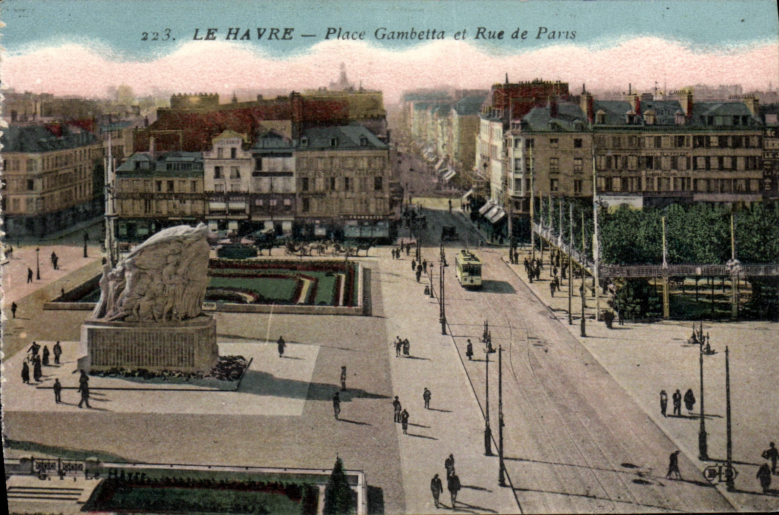 CPA Le Havre Place Gambetta et Rue de Paris Tramway
