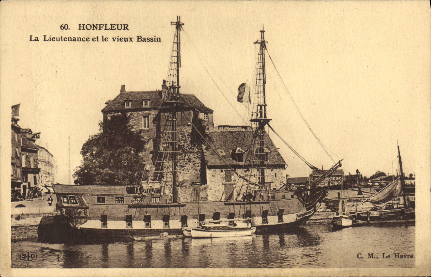 CPA Honfleur La Lieutenance et le Vieux Bassin Bateau Voilier