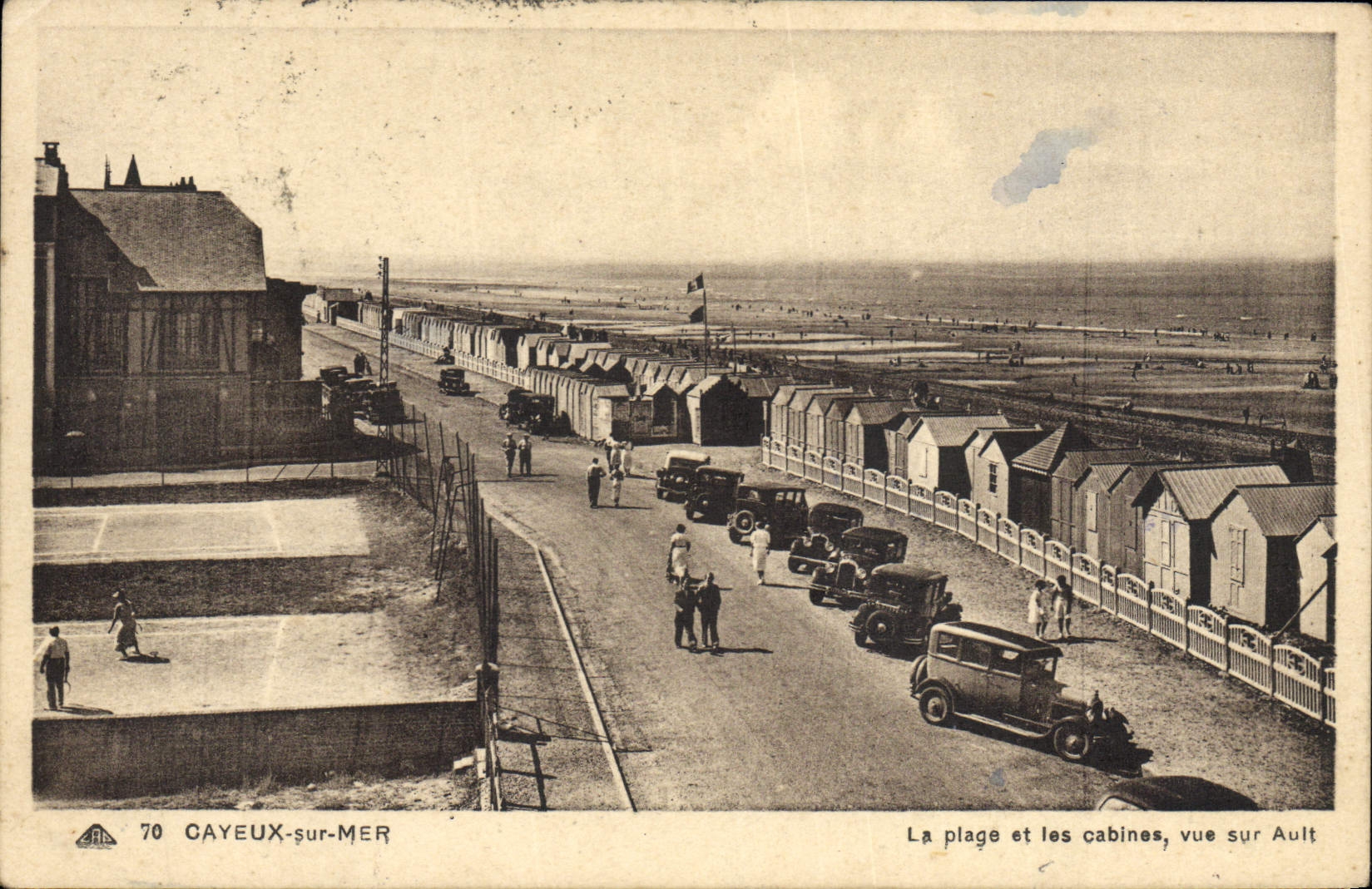 CPA Cayeux Sur Mer La Plage et les Cabines vue sur Ault