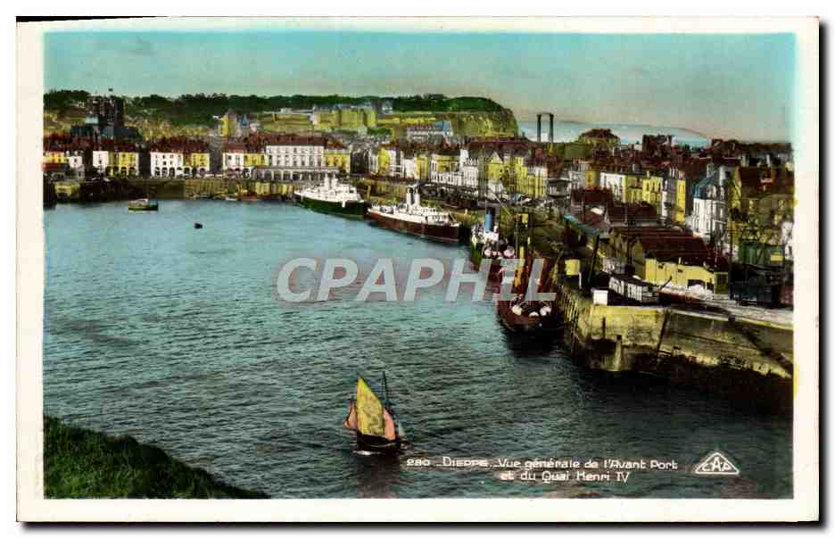 CPA Dieppe Vue Generale de l'Avant Port et du Quai Herni IV Bateaux