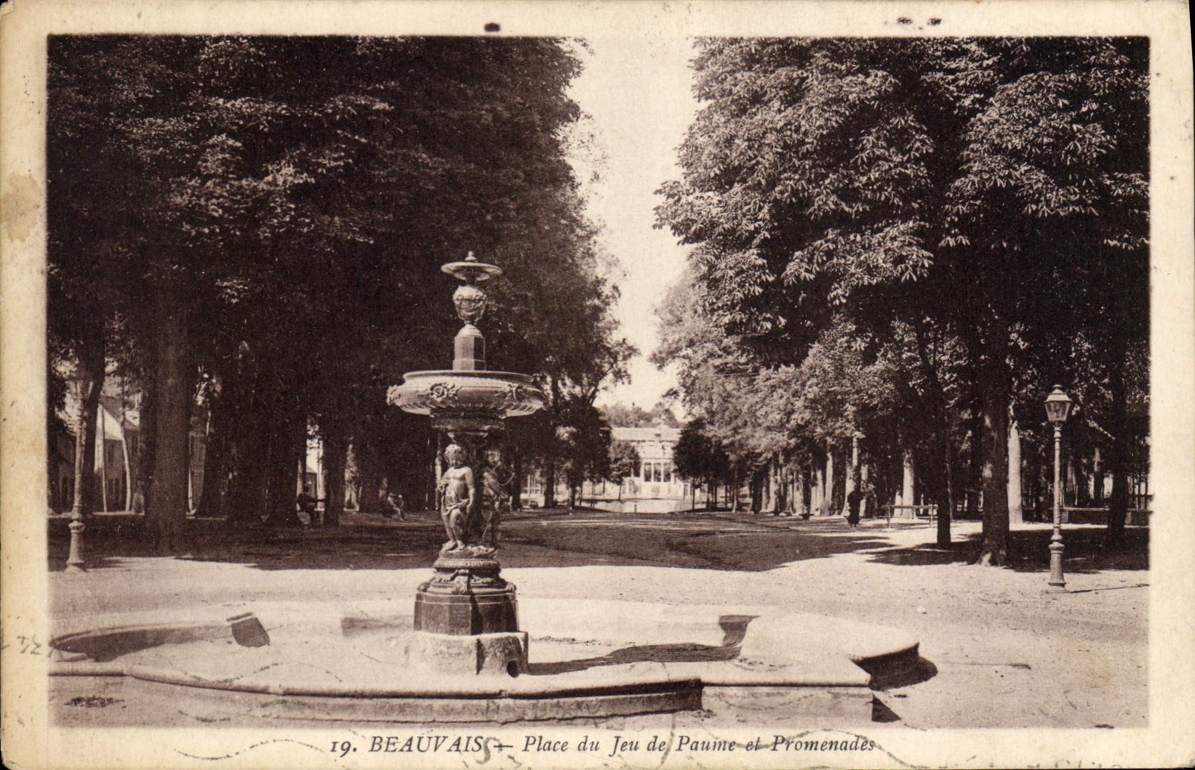 Beauvais — Place du Jeu de Paume et Promenades — Éd. E. Harmagniet, n°19